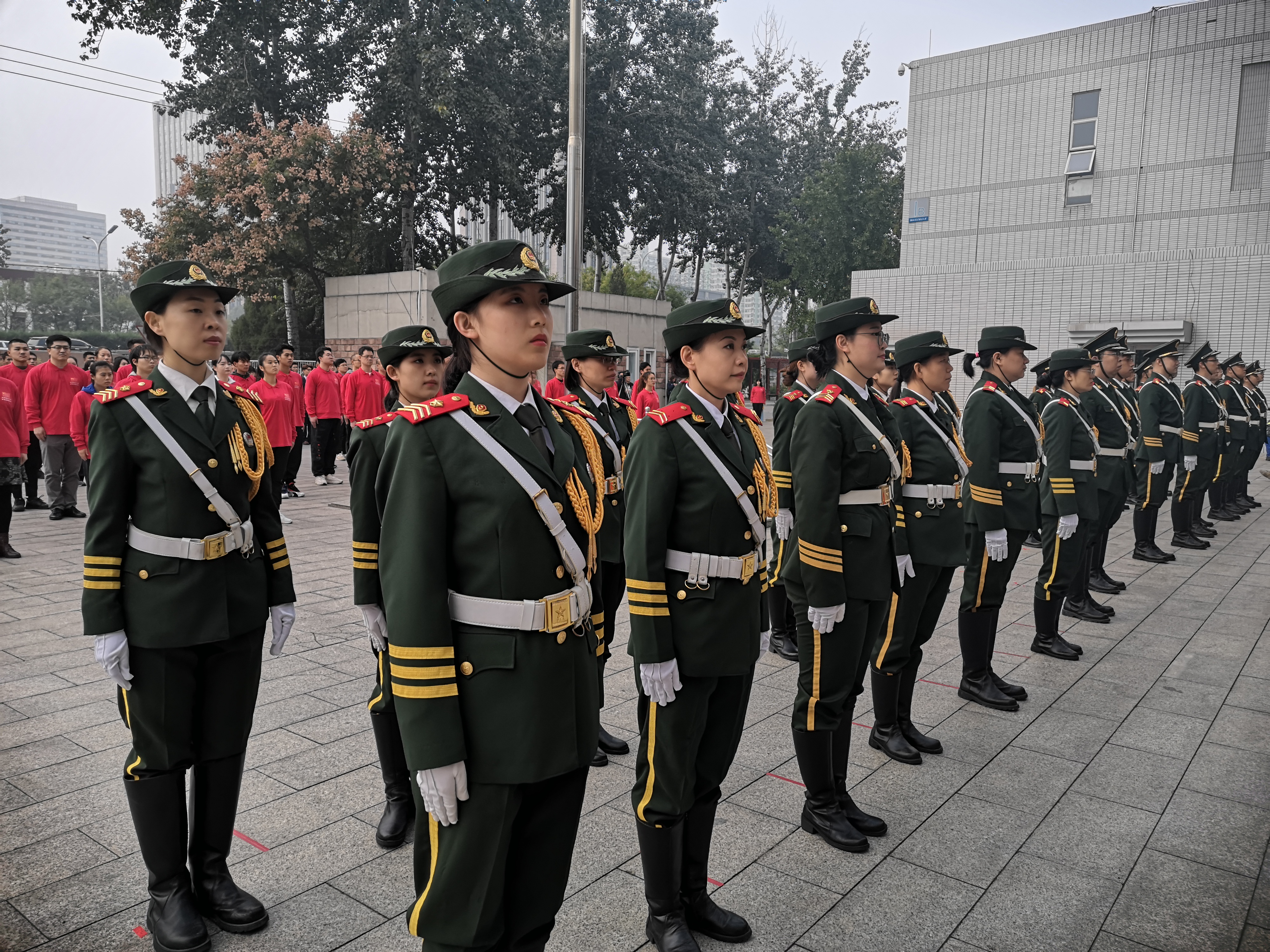 新京报:北联大成立"护旗手"校友会,国旗护卫队成校园